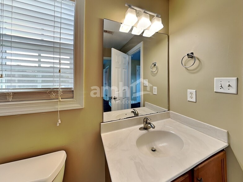 Building Photo - 3128 Skycrest Dr