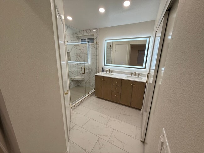 Building Photo - Fully Remodeled 2bed/2bath Townhouse.