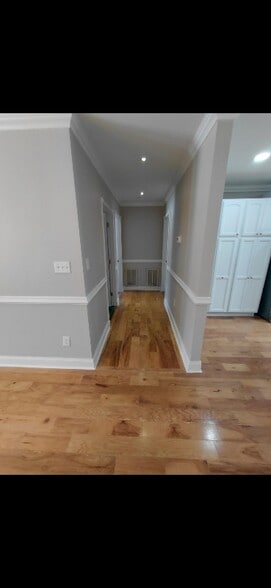 Building Photo - 134 River Rd