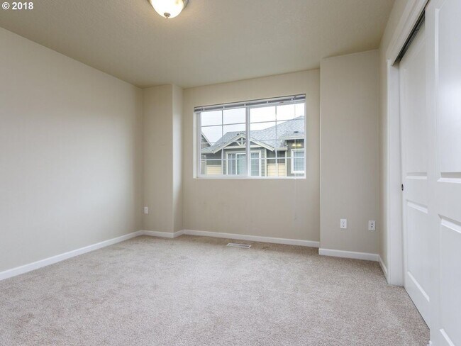 Building Photo - Neat and Tidy Newer Town Home with Two Master Bedrooms and Den on the Main Level