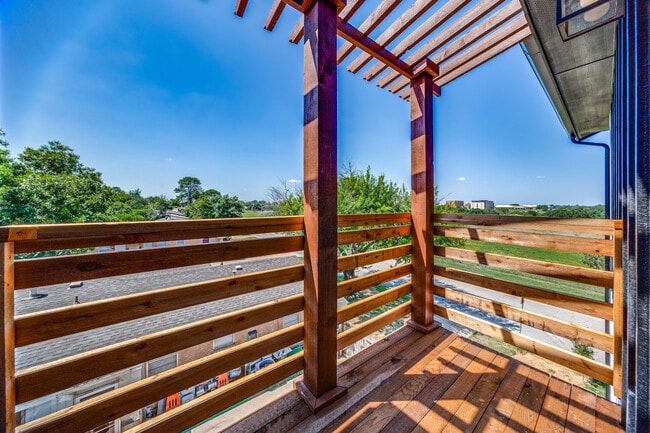 Building Photo - 511 N Davis Dr