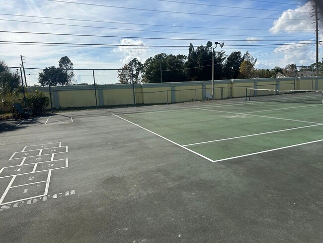 Building Photo - Spacious 3 bedroom condo, perfectly located near shopping & attractions!