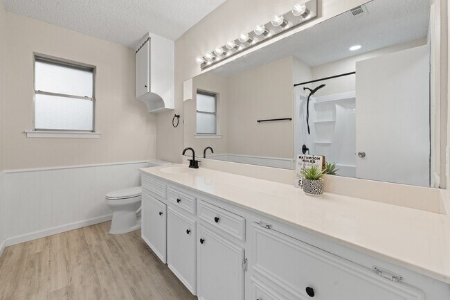 Building Photo - 608 Pleasant Manor Ave