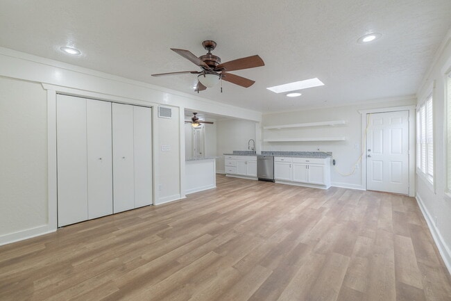 Building Photo - Beautiful Tech Terrace Home! Full of Chara...