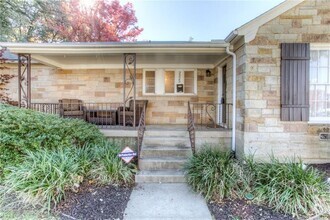 Building Photo - Delightful 3 bedroom, 2 bath home within w...