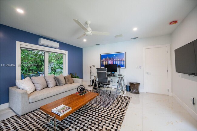 Building Photo - 7125 Los Pinos Blvd