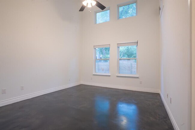 Building Photo - 2208 E 9th St