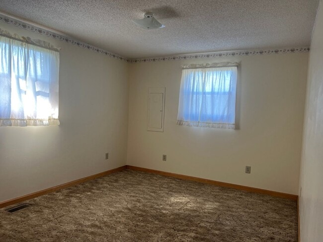 Building Photo - 2 bedroom, 1.5full bath House for rent on ...