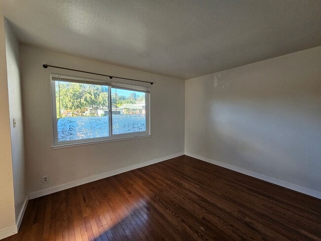 Building Photo - Beautifully updated 3-bedroom, 2-bath sing...