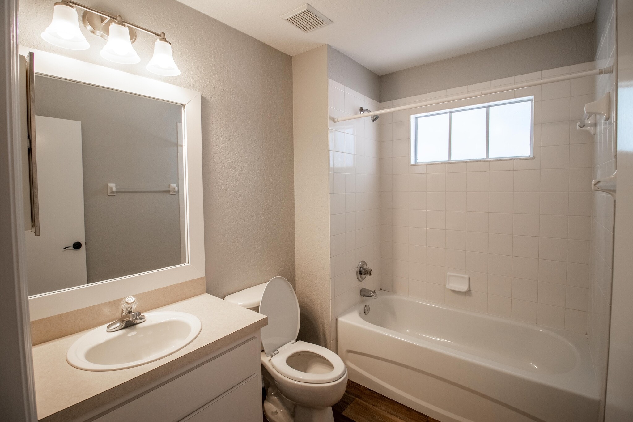 Building Photo - 405 S Lake Ave