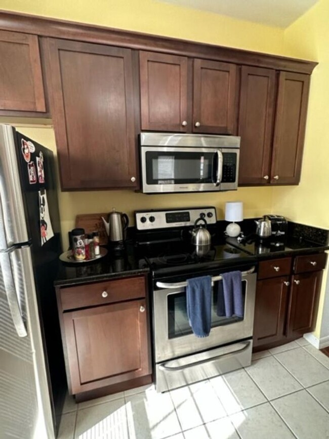 Building Photo - 2 Bedroom Fully Furnished, renovated Condo...