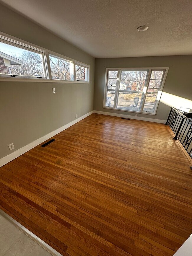 Building Photo - Recently Remodeled 3 Bed 2 Bath with Additional Finished Room