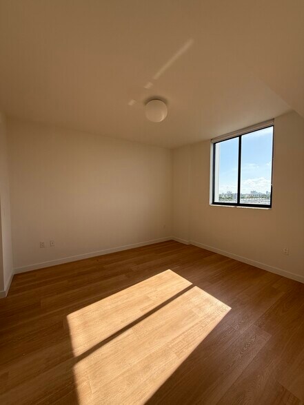 Building Photo - 1583 NE 110th St