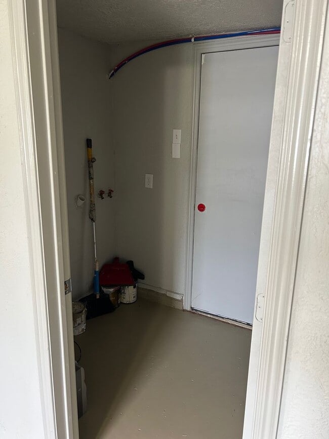 Building Photo - Charming 3 bedroom, 1 bathroom home
