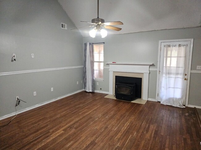 Building Photo - Welcome home to Stockbridge, 3BR, 2BA