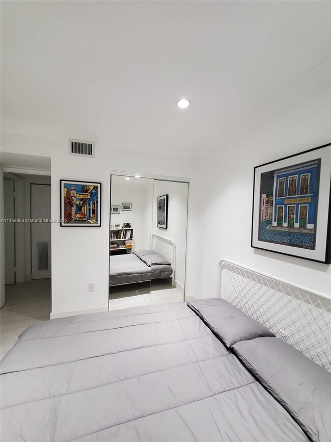 Building Photo - 9443 Fontainebleau Blvd