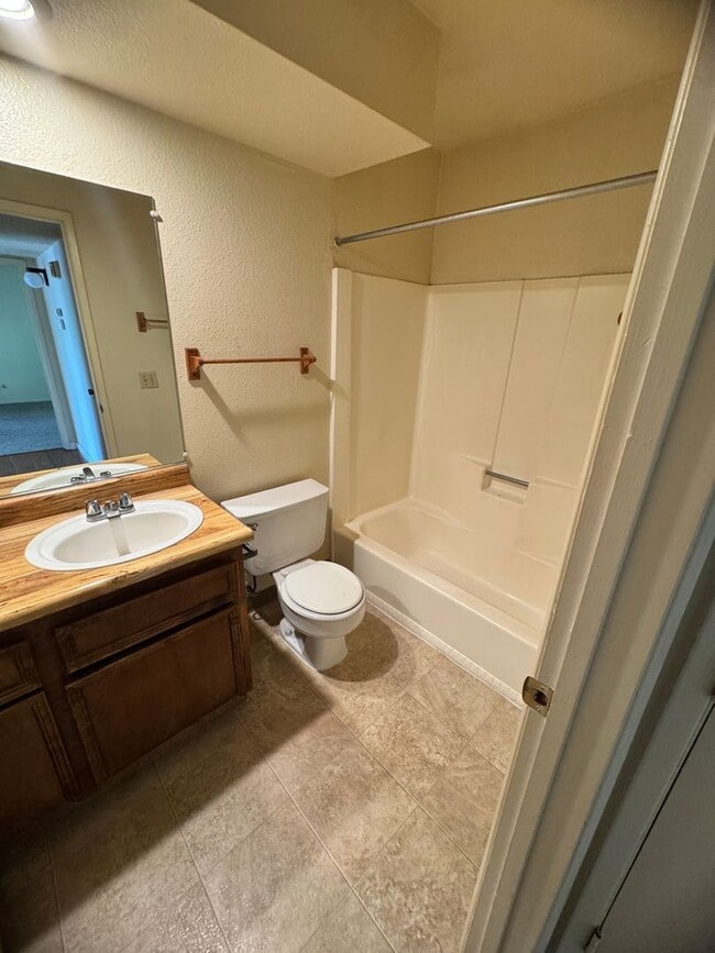 Building Photo - 1 Bed/1 Bath in Gated Community Condo