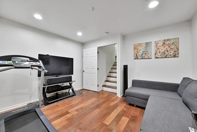 Building Photo - 375 Kingston Ct