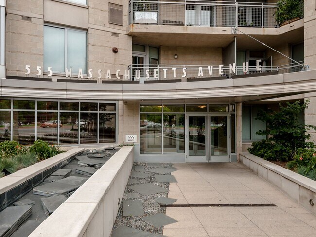 Building Photo - Centrally Located 1BD/1BA w Parking Chinat...
