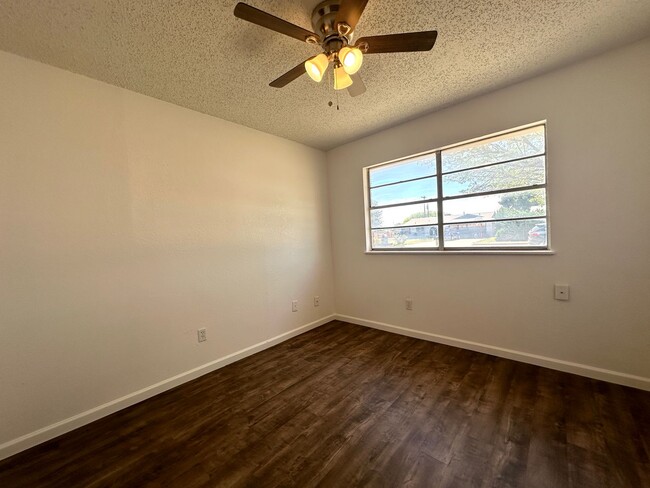 Building Photo - Updated 3 Bed/ 2 Bath Available!