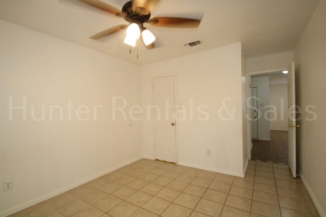 Building Photo - Bright and Open 3 Bedroom Home in Cove!