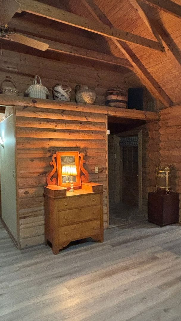 Building Photo - Log Cabin in Oconee on a 1.357 acre neighborhood wooded lot!