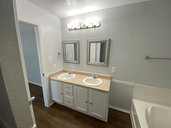Building Photo - Spacious 3BR/2.5BA Home in San Antonio