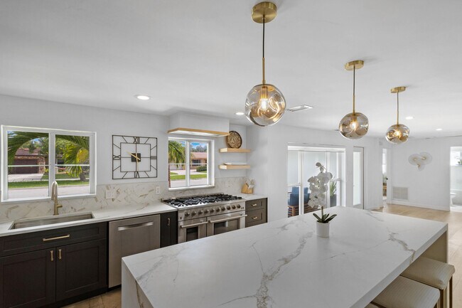 Building Photo - 2862 NE 35th Ct