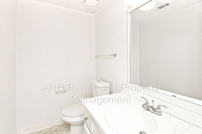 Building Photo - 2142 Fairway Ct SE