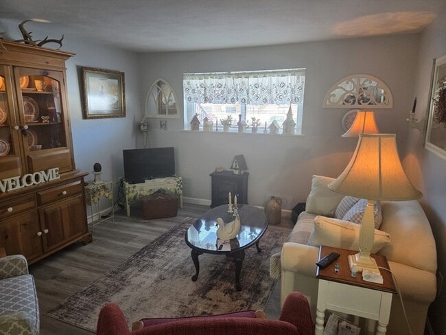 Building Photo - 176 Maple Ave