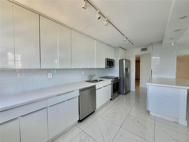 Building Photo - 18081 Biscayne Blvd