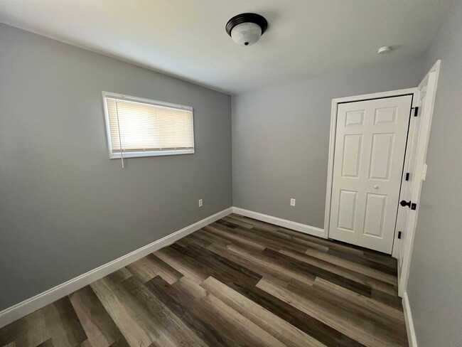 Building Photo - Renovated 4 bed 2 bath single home in levi...