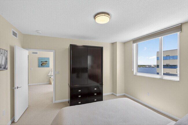 Building Photo - 1551 N Flagler Dr