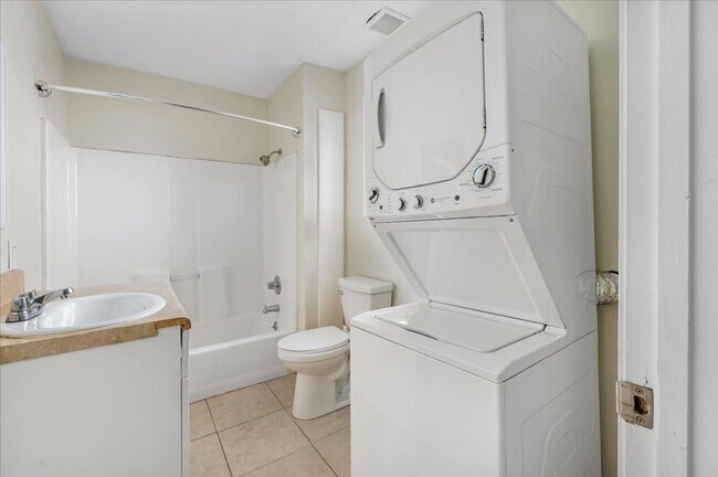 Building Photo - 1709 Le Grand St