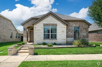 Building Photo - 2272 Miramar Dr