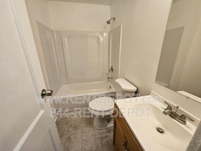 Building Photo - 1528 SE Riverside Dr