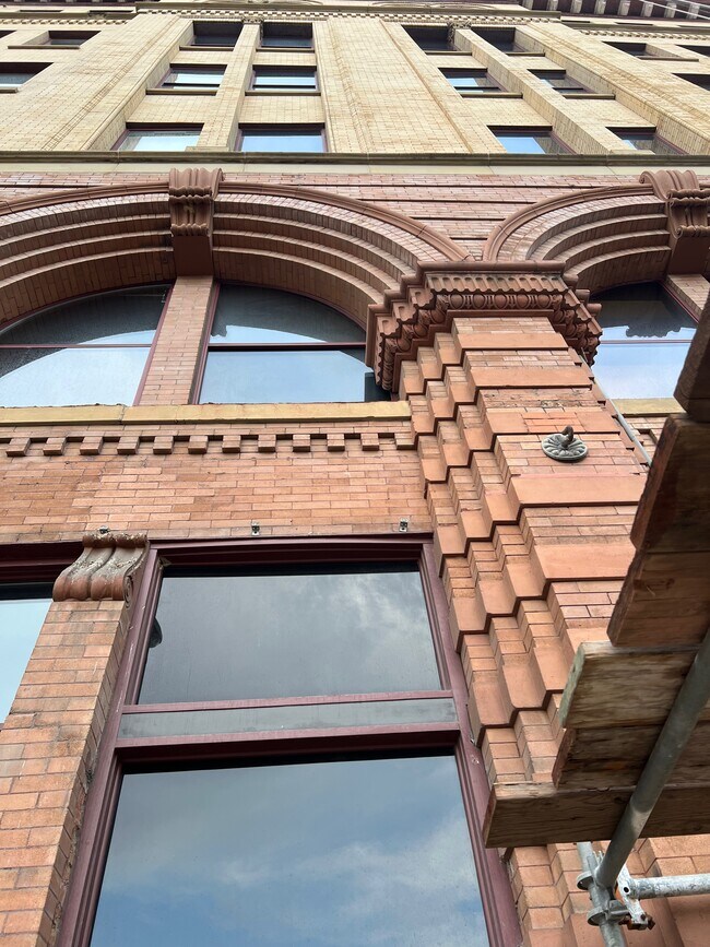 Building Photo - 150 E Main St