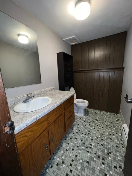 1/2 bath - 5415 Schmutzler St