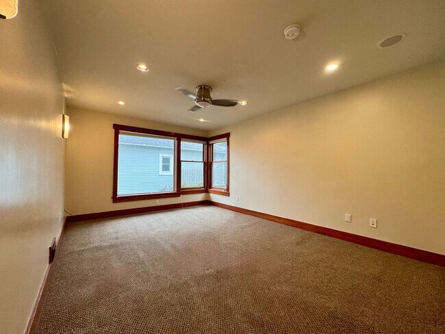 Building Photo - Queen Anne Home