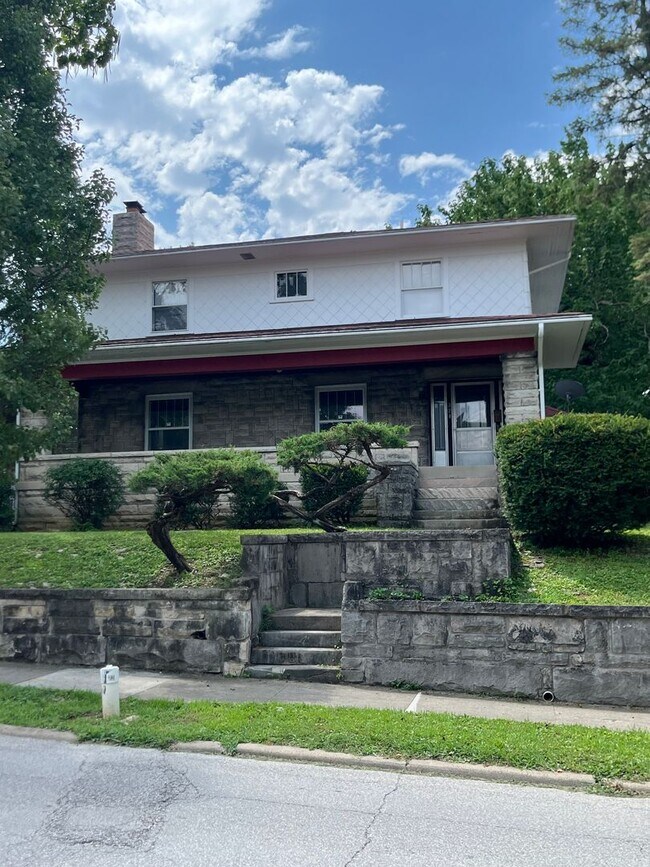 Building Photo - 5 BD/2BA Home next to Kirkwood with fenced backyard!