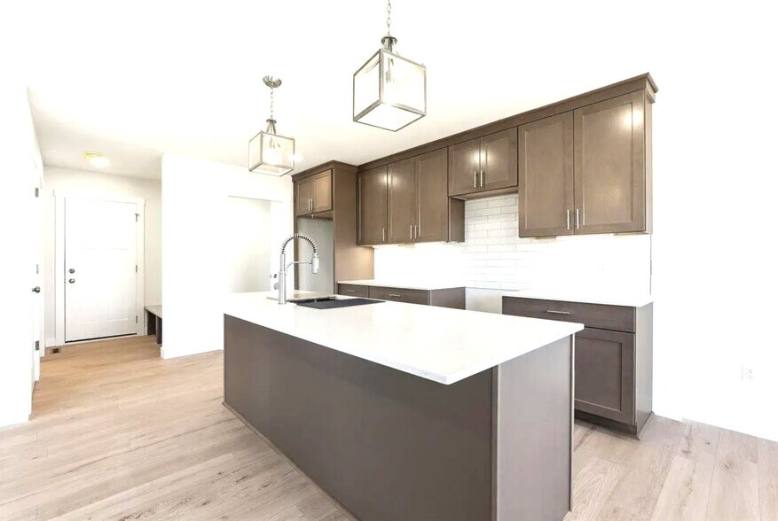 Building Photo - 990 Bell Cir