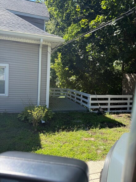SIDE PATIOPATIO - 190 Institute Rd