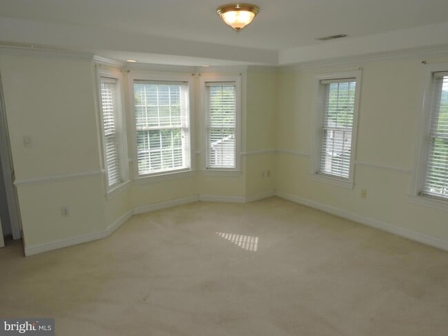 Building Photo - 34 Niagara Way