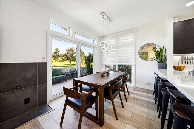 Building Photo - Beautifully renovated end-unit townhome