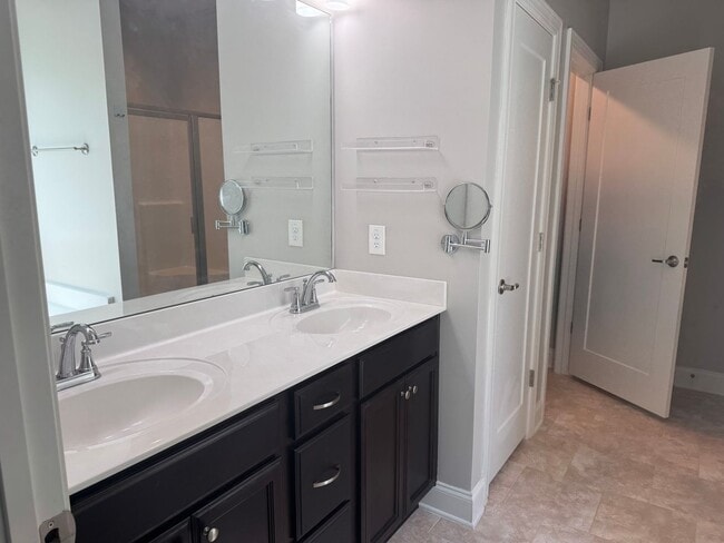 Building Photo - Cute 4BR Home in Perfect Location