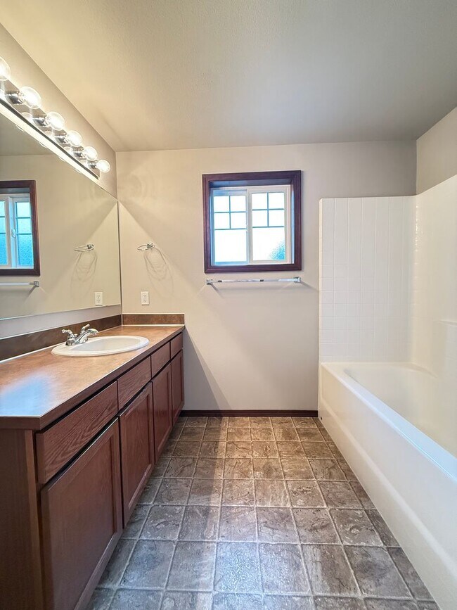 Building Photo - Modern 3BR/2.5BTH Home For Rent in Prime Marysville Location