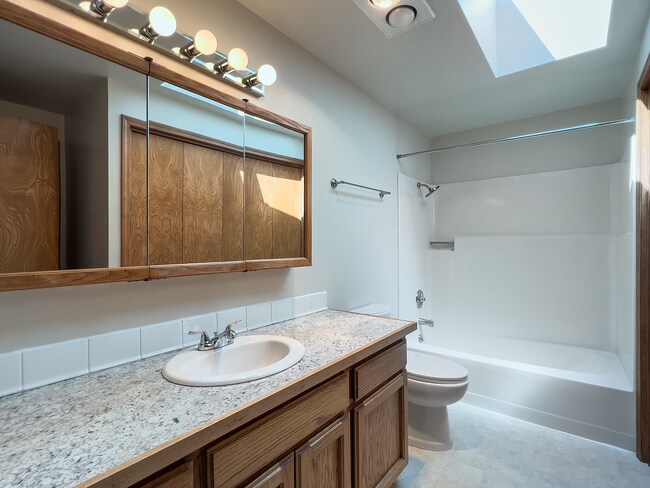 Building Photo - Spacious 3 Bedroom 1 Bath Ranch House  in ...