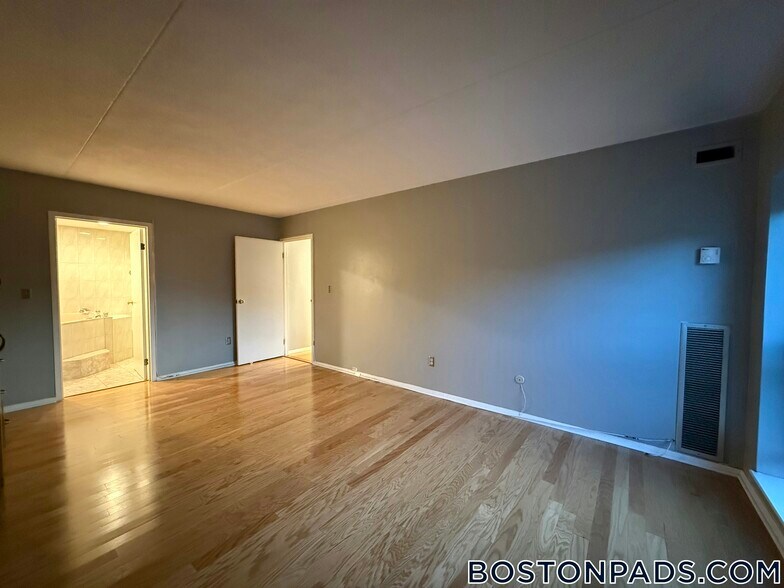 Building Photo - 50 Broadlawn Park