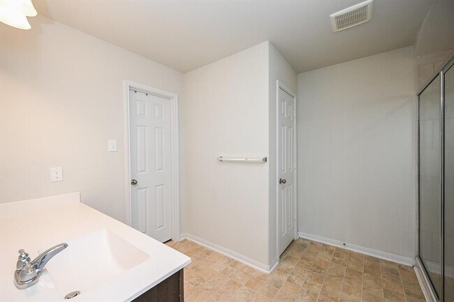 Building Photo - 15111 Longleaf Frst Dr