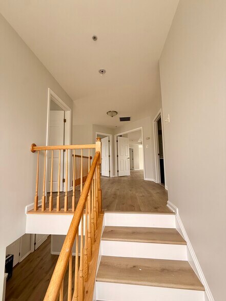 Building Photo - 7001 Saddlebow Ct